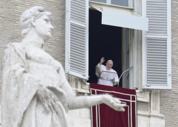 El papa pide abrir corredores humanitarios para acoger a los ucranianos