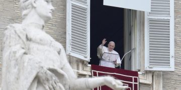 El papa pide abrir corredores humanitarios para acoger a los ucranianos