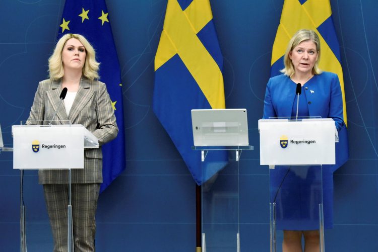 La primera ministra sueca, Magdalena Andersson, (d) y la ministra de Asuntos Sociales, Lena Hallengren (i), en su comparecencia ante la prensa este jueves en Estocolmo. EFE/EPA/MARKO SAAVALA