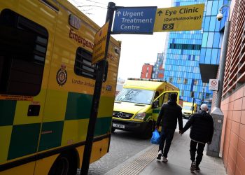 Inglaterra prevé eliminar el aislamiento por covid a finales de febrero