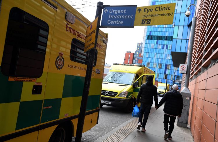Ambulancias en el exterior del Royal London hospital, en Londres. EFE/EPA/ANDY RAIN