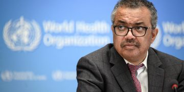 Muertes y casos de covid-19 registrados bajan en el mundo, reporta la OMS