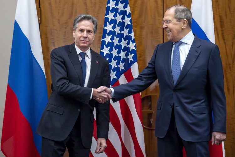 El secretario de Estado de EE.UU., Antony Blinken (i), y su homólogo ruso, Serguéi Lavrov (d), en una fotografía de archivo. EFE/Martial Trezzini