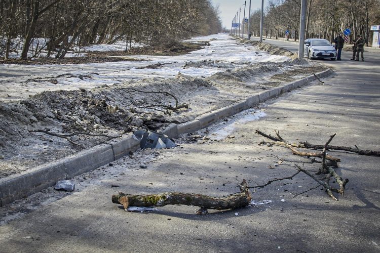 Daños causados por un cohete en la ciudad ucraniana de Járkov, en una imagen de archivo. EFE/EPA/SERGEY KOZLOV