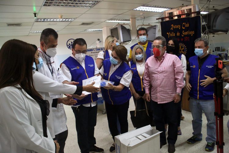 Con una inversión de 1.000 dólares el Rotary Valle de Santiago donó 17 filtros para las máquinas de diálisis del Hospital del Seguro Social. Carlos Eduardo Ramírez