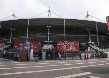 La UEFA cambia la final de San Petersburgo a París