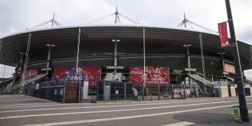 La UEFA cambia la final de San Petersburgo a París