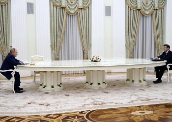 El Kremlin confirma que Macron se negó a hacerse una PCR antes de la cumbre con Putin