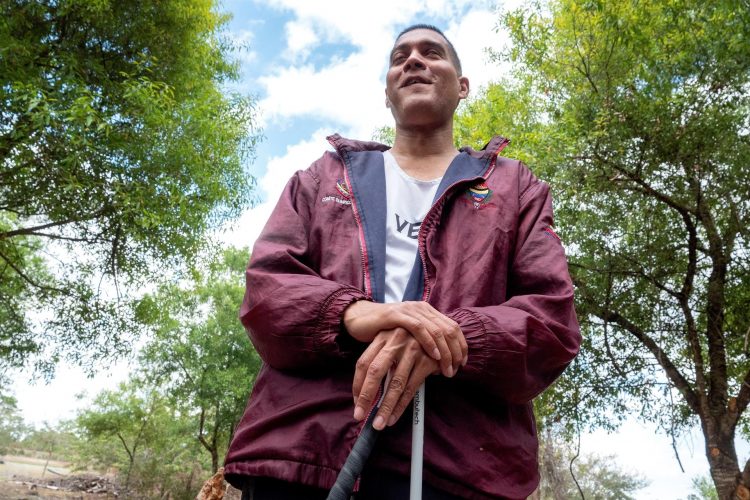 Óscar David Herrera, atleta venezolano de los Juegos Paralímpicos, en el patio de la sede de REMAR USA en Clewiston, Florida, Estados Unidos, este 11 de febrero de 2022. EFE/EPA/Cristóbal Herrera Ulashkevich