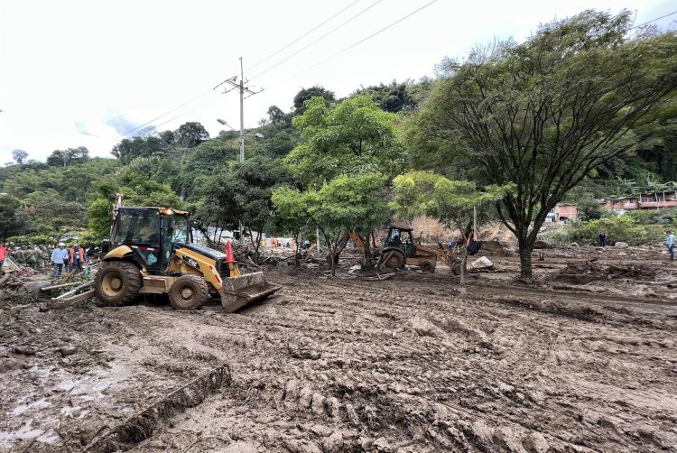 Socorristas buscan víctimas debido a un deslizamiento de tierra este martes en Pereira (Colombia). EFE/ Santiago Gaviria