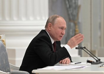 Putin se compromete con Macron a respetar a los civiles en Ucrania