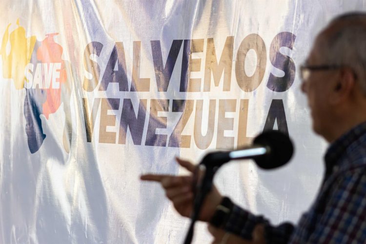 Un grupo de personas participa en una asamblea opositora denominada "salvemos Venezuela", este 19 de febrero de 2022, en Maracaibo, Zulia (Venezuela). EFE/ Henry Chirinos