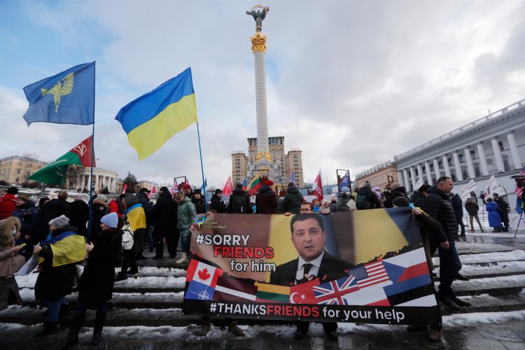 Imagen de archivo de una manifestación en Kiev para agradecer el apoyo de la comunidad internacional a Ucrania, ante un eventual ataque ruso. EFE/EPA/ZURAB KURTSIKIDZE