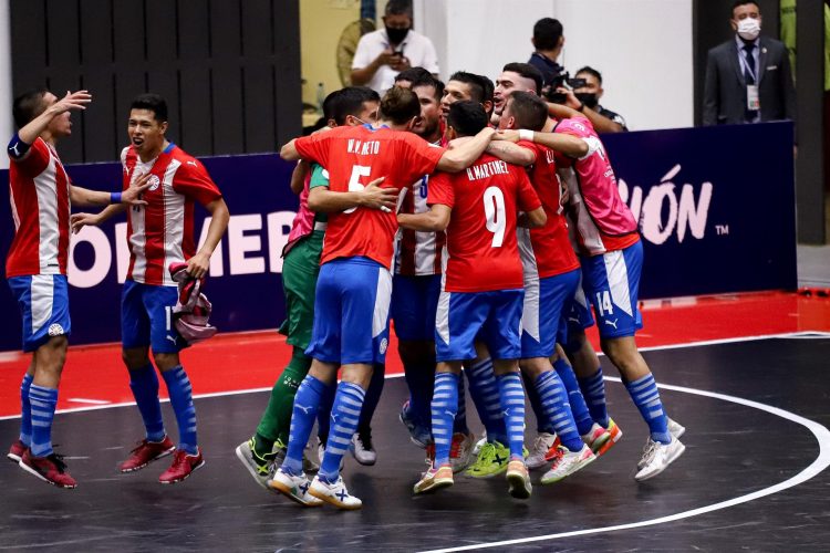 Los jugadores paraguayos celebran tras vencer a Colombia y clasificar a la final hoy, durante un partido de semifinales de la Conmebol Copa América Futsal 2022, en la SND Arena de la Secretaría Nacional de Deportes, en Asunción (Paraguay). EFE/Nathalia Aguilar