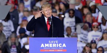 Trump lanza su propia red social, «Truth Social», para competir con Twitter