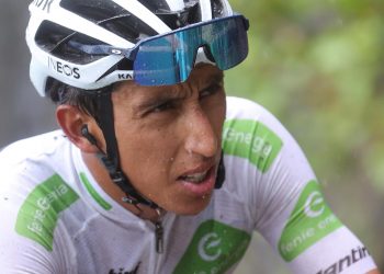 Egan Bernal da los primeros pedaleos en una bicicleta estática tras su accidente