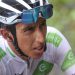Egan Bernal da los primeros pedaleos en una bicicleta estática tras su accidente