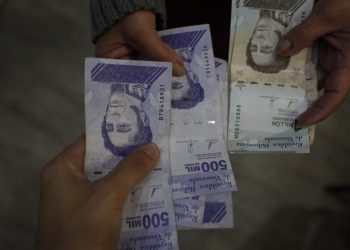 Uso de bolívares en efectivo para dar vueltos resurge tímidamente ante la estabilidad del dólar
