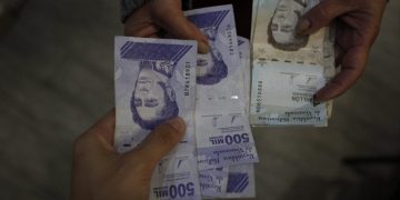 Uso de bolívares en efectivo para dar vueltos resurge tímidamente ante la estabilidad del dólar