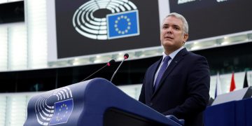 Iván Duque le pide a la UE acelerar el pago de donaciones para los migrantes venezolanos