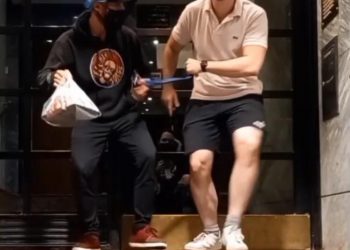 “El Delivery Loco” un migrante venezolano  que hace sonreír y bailar a los argentinos