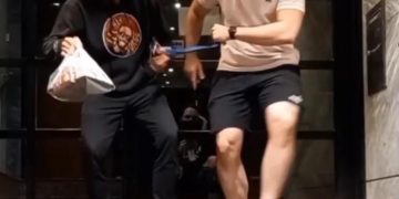 “El Delivery Loco” un migrante venezolano  que hace sonreír y bailar a los argentinos