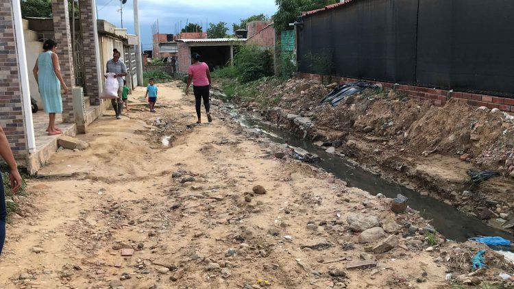 En el barrio San Rafael de Cúcuta las calles son de arena y tienen el sistema de cloacas colapsado. Carlos Eduardo Ramírez