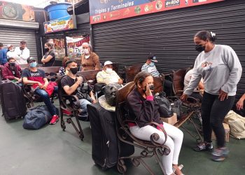 Usuarios del terminal de pasajeros reclaman ante la demora en salida de sus rutas 