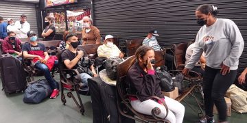 Usuarios del terminal de pasajeros reclaman ante la demora en salida de sus rutas 