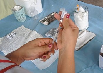 Padres se niegan a que sus hijos reciban la vacuna COVID-19 en las escuelas 