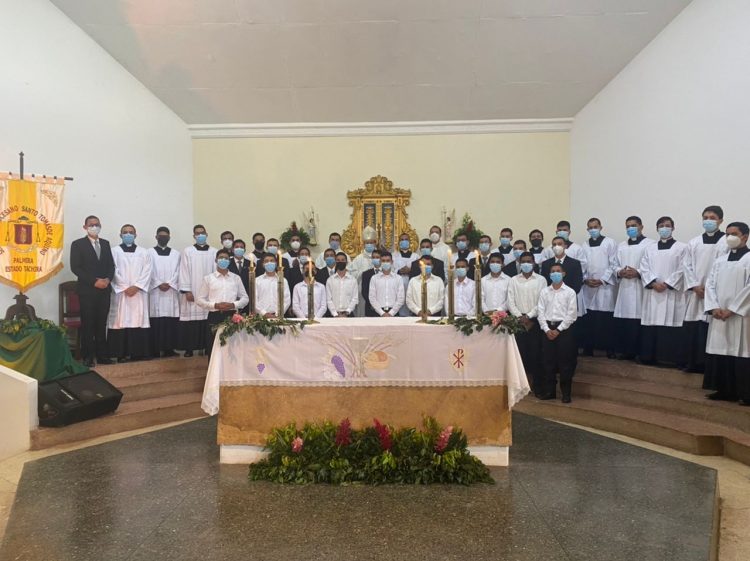 En el teatro del Seminario Santo Tomás de Aquino, los seminaristas y sacerdotes, e invitados especiales participaron de un acto protocolar.