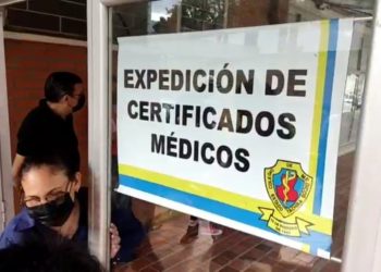 Presidente del Colegio de Médicos denuncia la venta ilegal de documentos por parte de oficiales policiales 