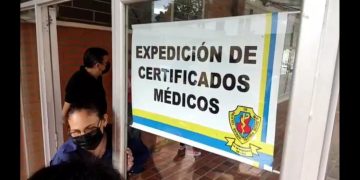 Presidente del Colegio de Médicos denuncia la venta ilegal de documentos por parte de oficiales policiales 