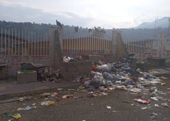 Denuncian exceso de basura frente al ambulatorio del Barrio El Milagro
