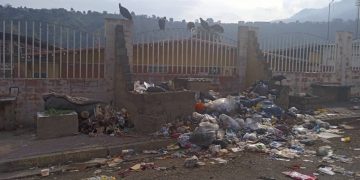Denuncian exceso de basura frente al ambulatorio del Barrio El Milagro