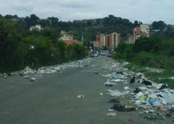 Calle 20 de Valera convertida en un basurero