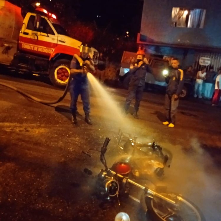 Bomberos de Boconó combaten incendios forestales