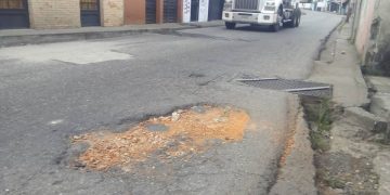 Calle principal de Flor de Patria es un desastre