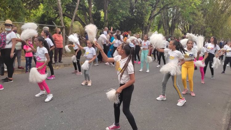 Casi 1.000 niños boconeses se desplegaron en el desfile escolar
