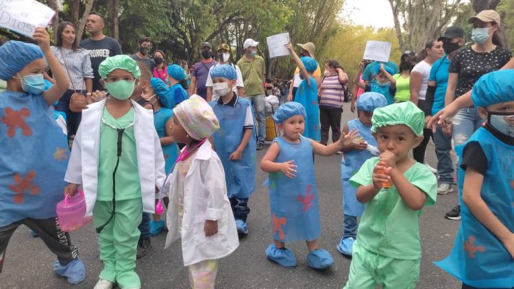 Casi 1.000 niños boconeses se desplegaron en el desfile escolar