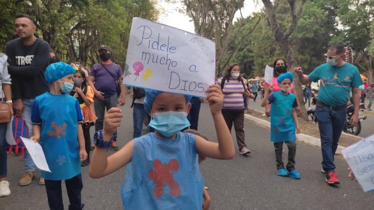 Casi 1.000 niños boconeses se desplegaron en el desfile escolar