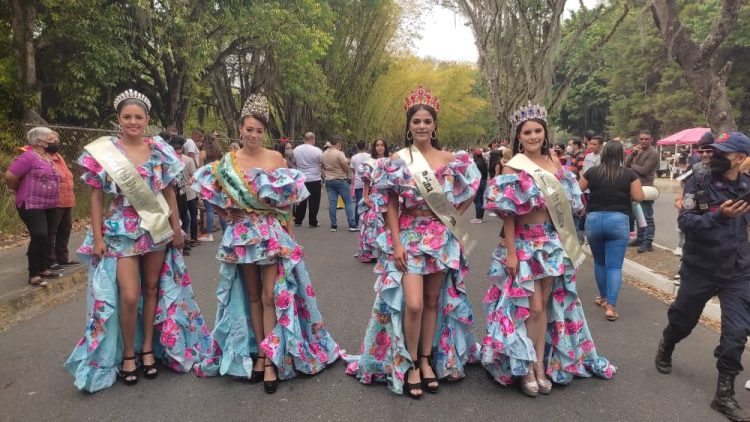 Casi 1.000 niños boconeses se desplegaron en el desfile escolar