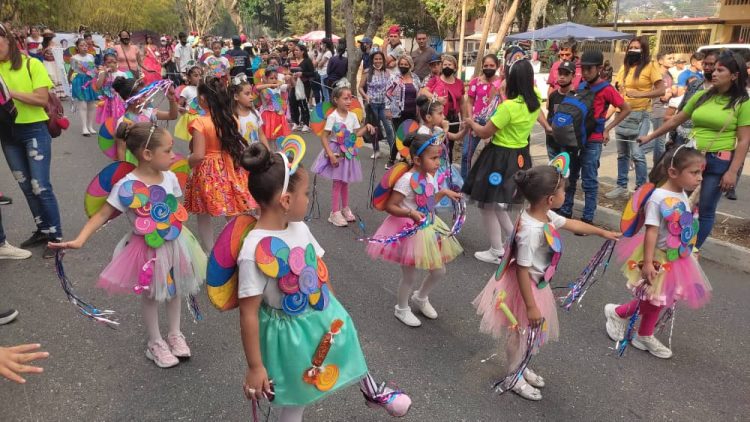 Casi 1.000 niños boconeses se desplegaron en el desfile escolar