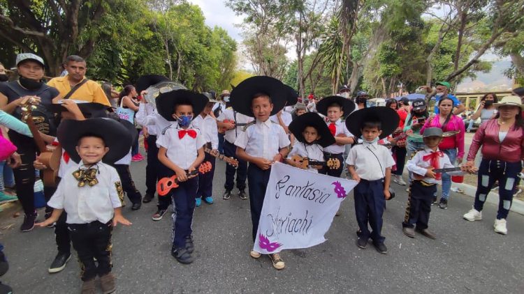 Casi 1.000 niños boconeses se desplegaron en el desfile escolar