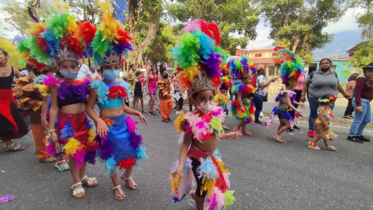 Casi 1.000 niños boconeses se desplegaron en el desfile escolar