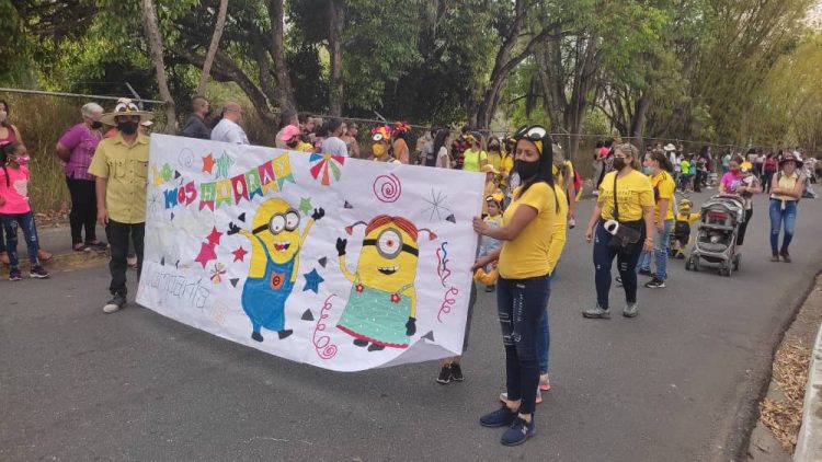 Casi 1.000 niños boconeses se desplegaron en el desfile escolar