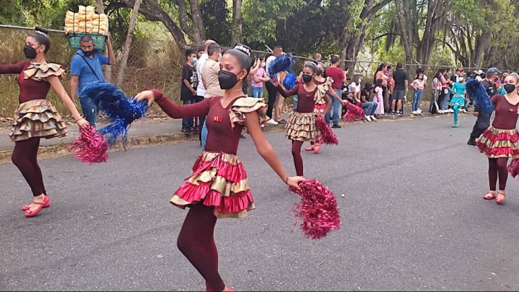 Casi 1.000 niños boconeses se desplegaron en el desfile escolar