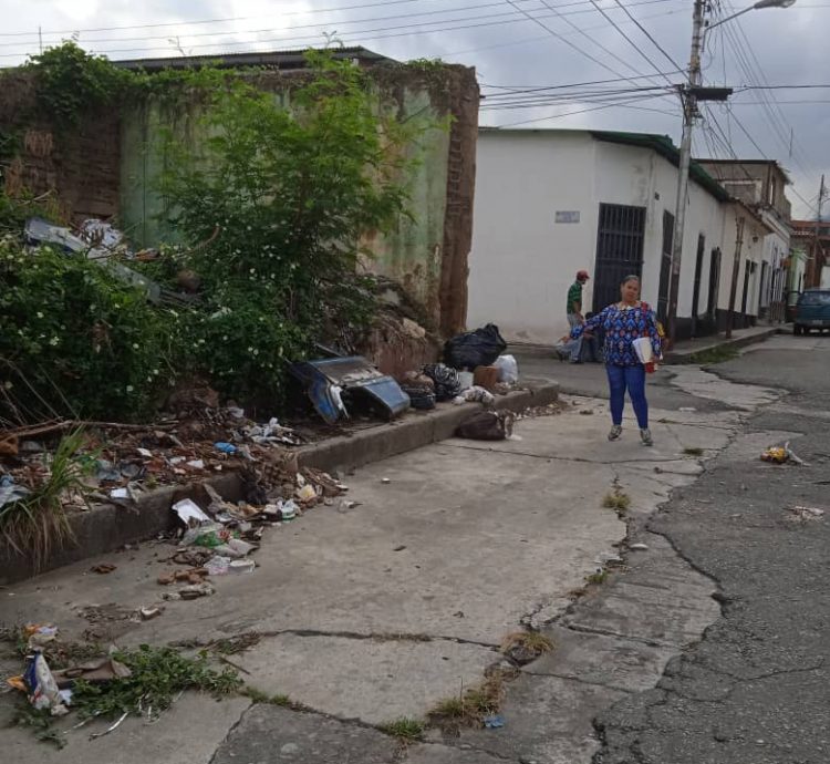  La directiva de la Asociación Civil, Nancy Albarrán, muestra las ruinas que afean y contaminan la Calle 10 de Valera.