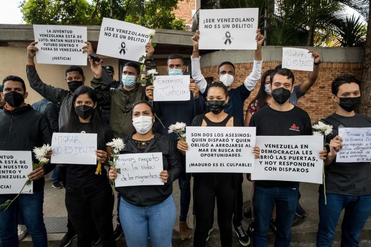 Una grupo de personas fue registrado este martes al protestar pacíficamente por la muerte de un niño migrante venezolano, en las inmediaciones de la embajada de Trinidad y Tobago, en Caracas (Venezuela). EFE/Miguel Gutiérrez