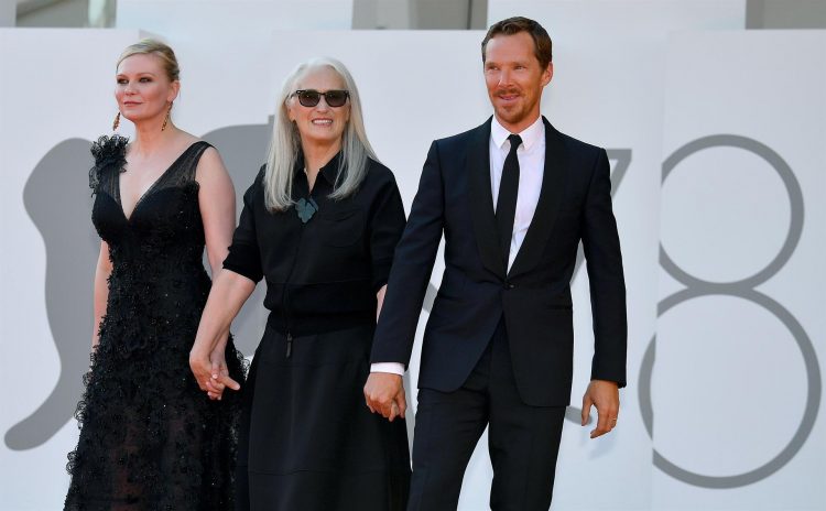 La actriz Kirsten Dunst (i), la cineasta Jane Campion (c) y el actor Benedict Cumberbatch, en una fotografía de archivo. EFE/Ettore Ferrari